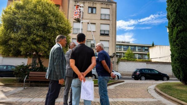 Grupo de personas observando la renovación de luminarias en Salamanca