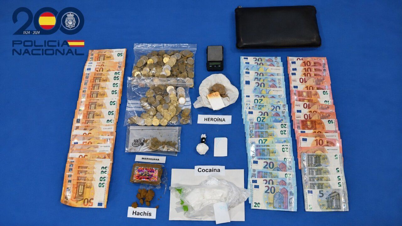 Evidencia de drogas y dinero en efectivo incautados por la policía