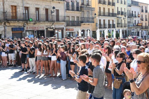 Multitud en la Plaza Mayor de Ciudad Rodrigo durante un minuto de silencio