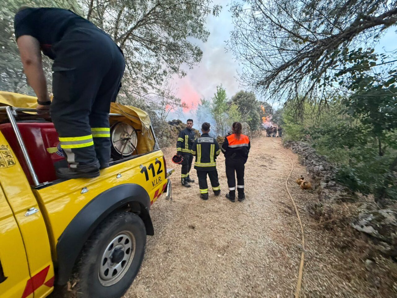 Miembros de Protección Civil trabajando en el incendio de Fermoselle