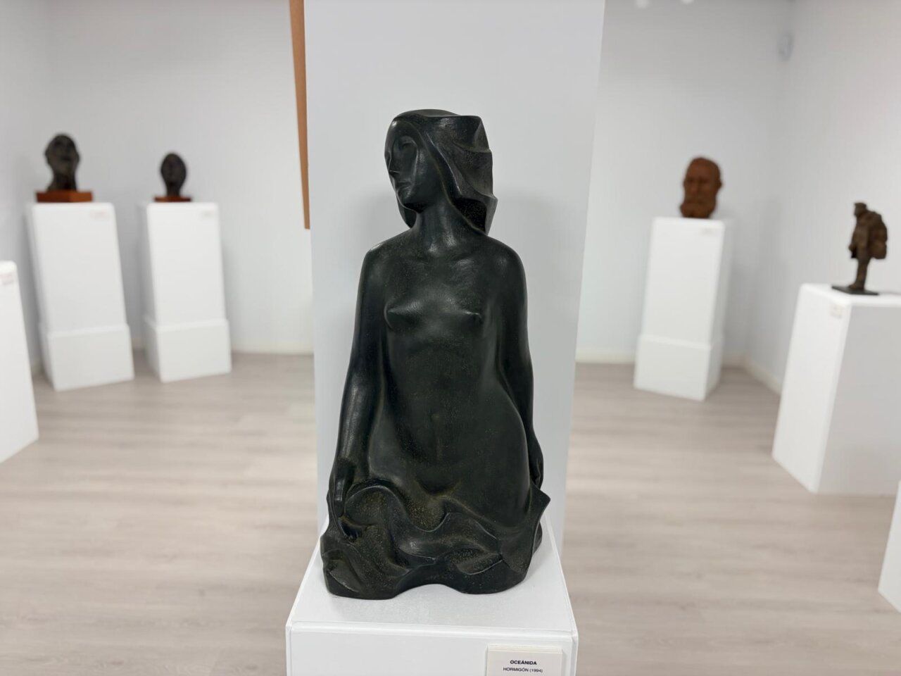 Escultura de mujer en el Espacio Agustín Casillas en Santa Marta