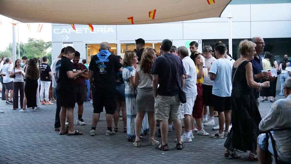 Grupo de personas disfrutando en las Fiestas de Santa Marta