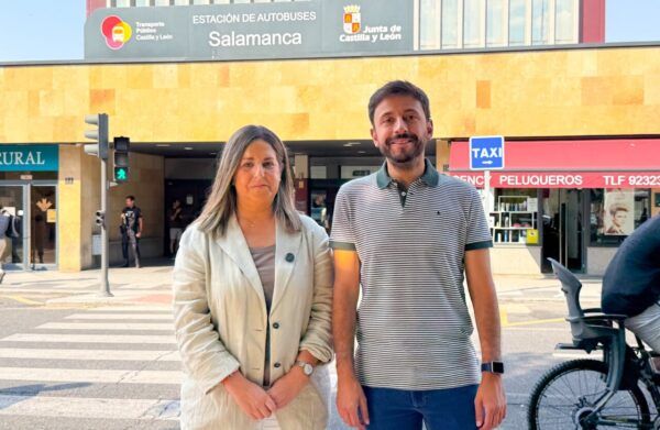 Fran Díaz y Noelia Merino frente a la estación de autobuses en Salamanca