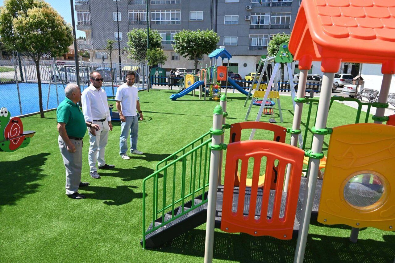 Vista del nuevo parque infantil en Hermanos García Carraffa con juegos y césped artificial