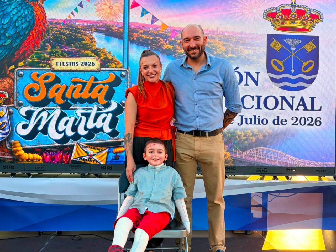 Javi con su familia durante el pregón en Santa Marta de Tormes