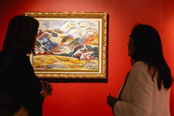 Visitantes observando una pintura en la Casa Lis de Salamanca.