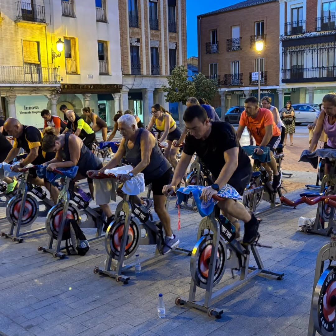 Participantes en una jornada de spinning nocturno en Peñaranda de Bracamonte