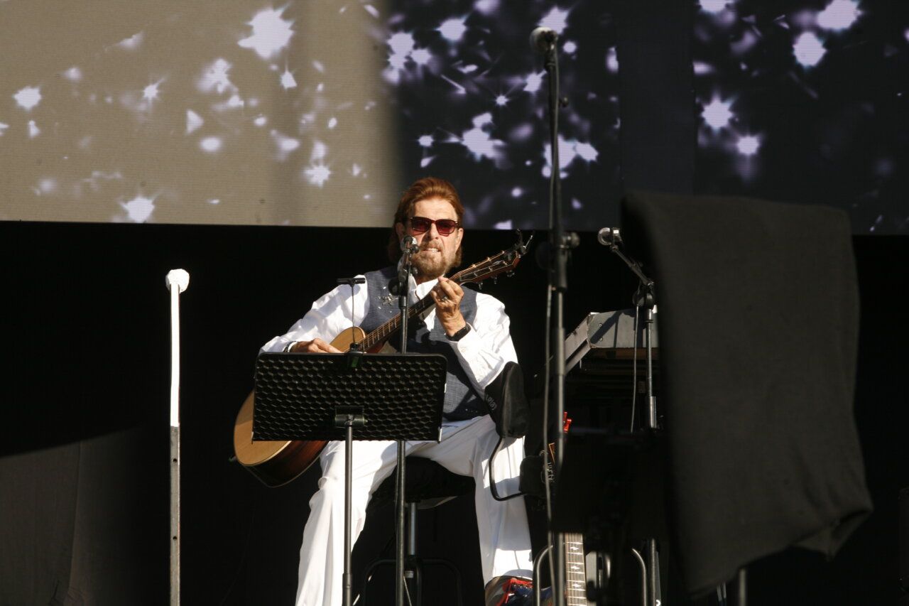 Músico tocando la guitarra en el festival Músicos en la Naturaleza