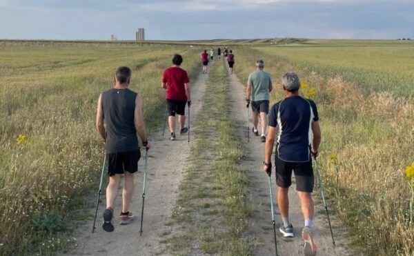Grupo de personas caminando por un sendero en Peñaranda de Bracamonte