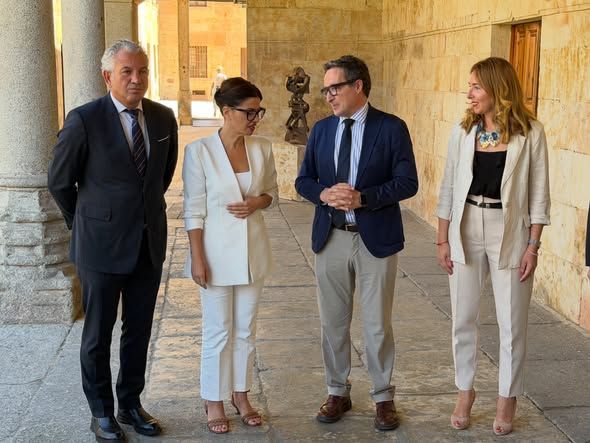 Ministros y académicos en la Universidad de Salamanca durante la firma de un convenio