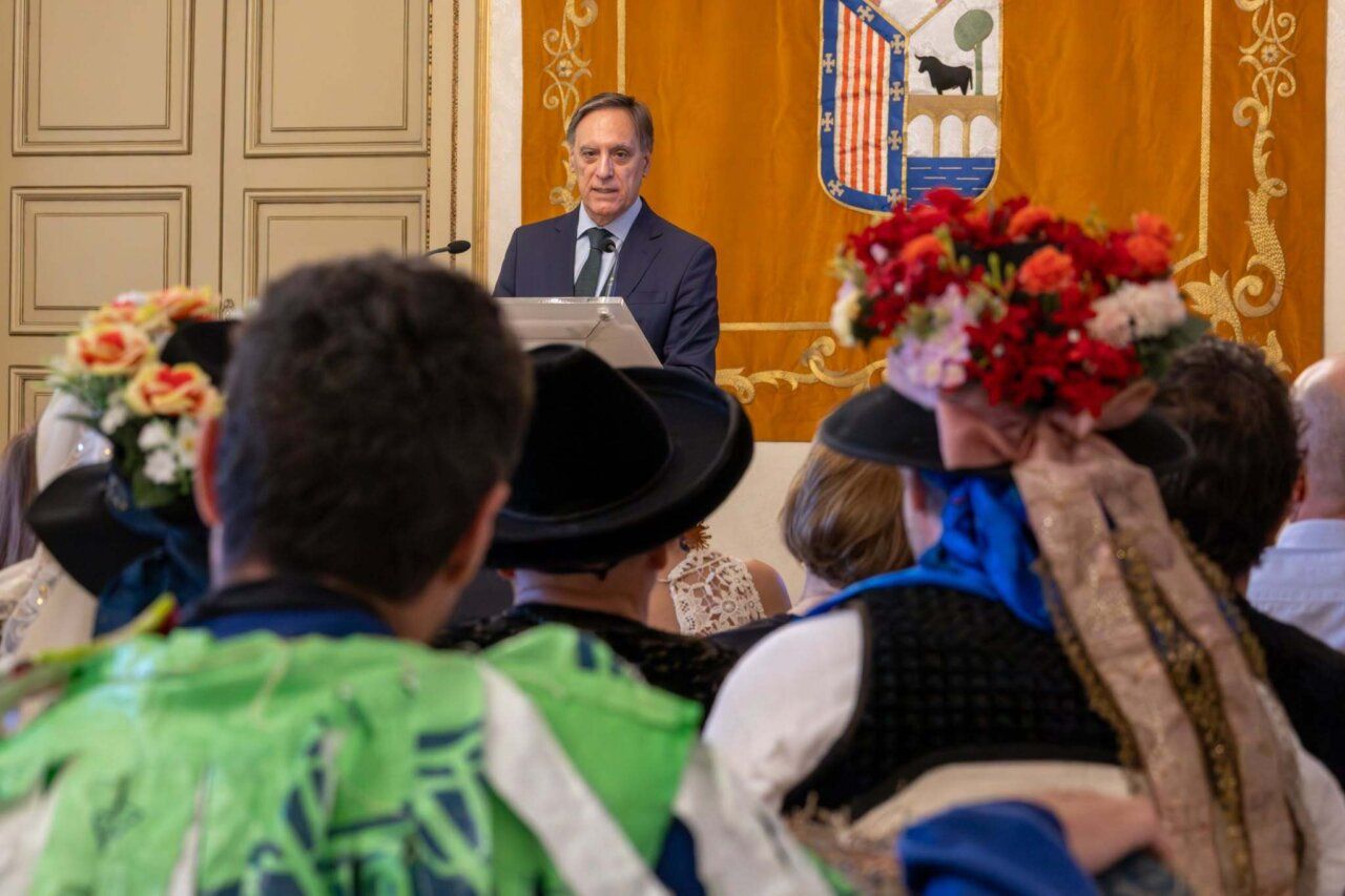 Presentación del Festival Internacional de Folclore en Salamanca con participantes en trajes tradicionales.