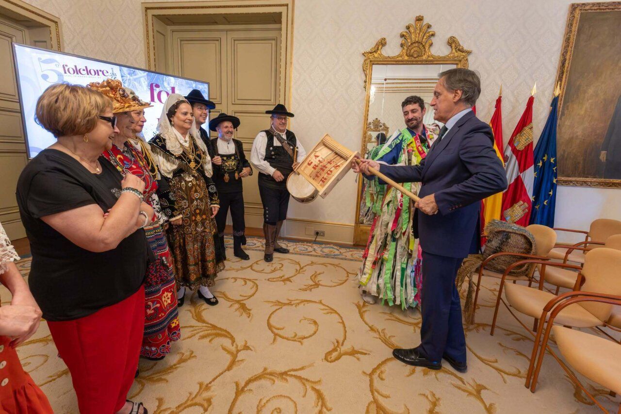 Grupo de personas en trajes tradicionales durante el Festival Internacional de Folclore en Salamanca.