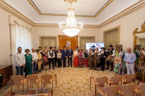 Grupo de personas en trajes tradicionales en la presentación del festival de folclore