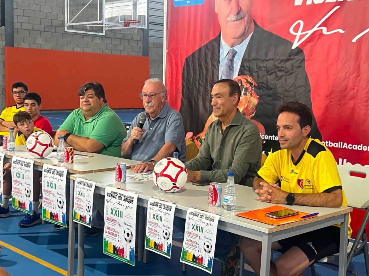Vicente del Bosque hablando con jóvenes en un campus de fútbol.