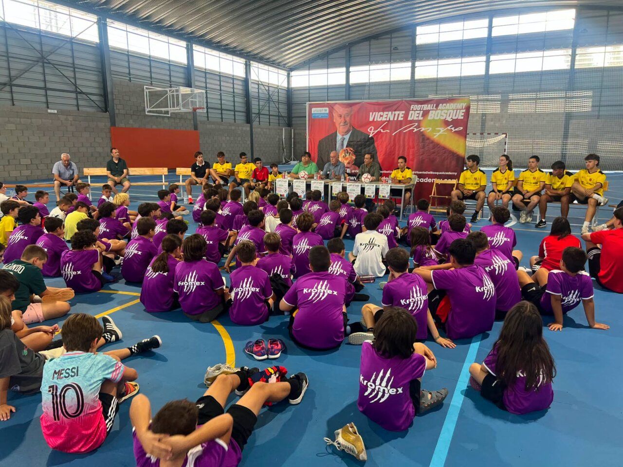Vicente del Bosque hablando con jóvenes en un campus de fútbol
