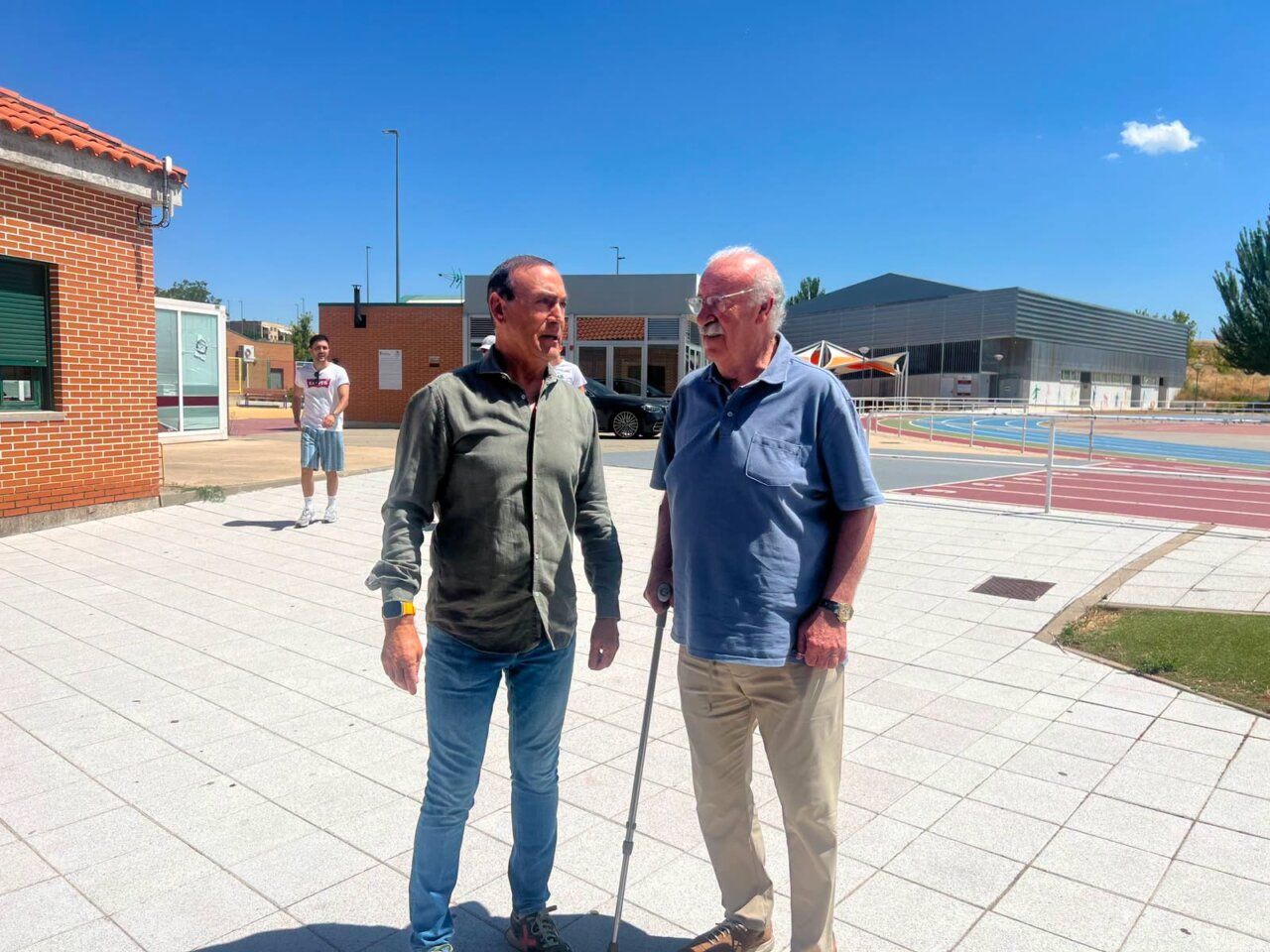 Vicente del Bosque conversando con jóvenes en Carbajosa de la Sagrada