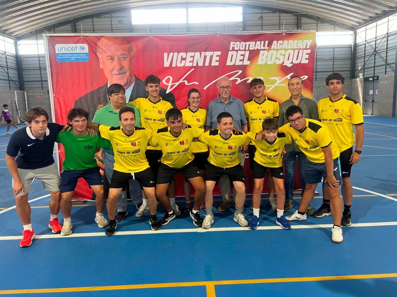 Vicente del Bosque con jóvenes en un campus de fútbol en Carbajosa de la Sagrada