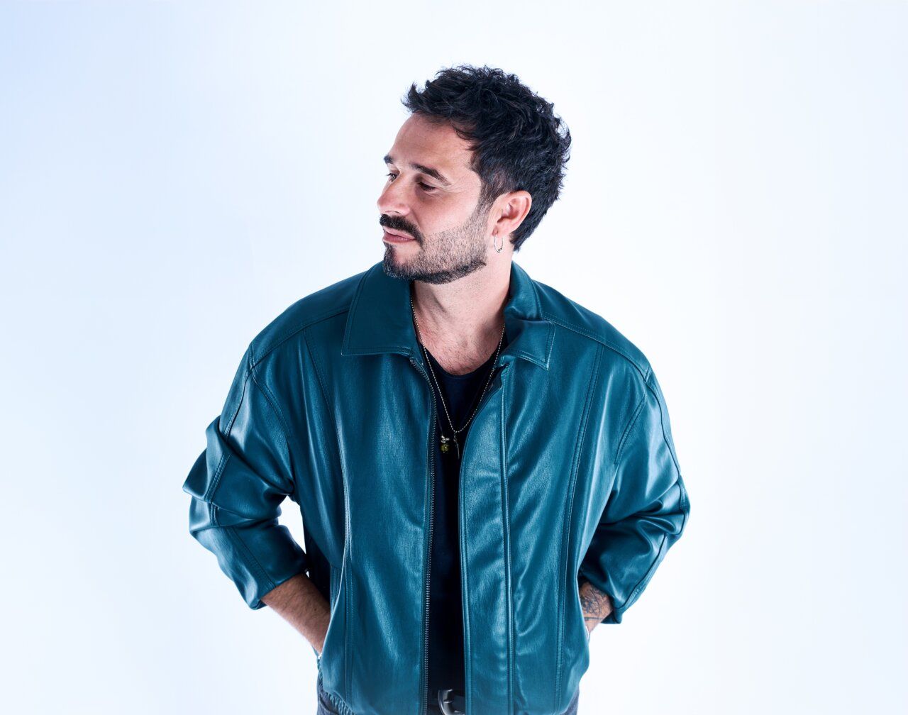 Antoñito Molina posando con chaqueta de cuero en fondo blanco