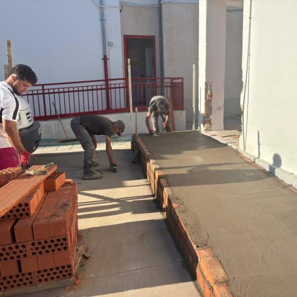 Trabajadores realizando mejoras en el CEIP Santa Teresa de Alba de Tormes
