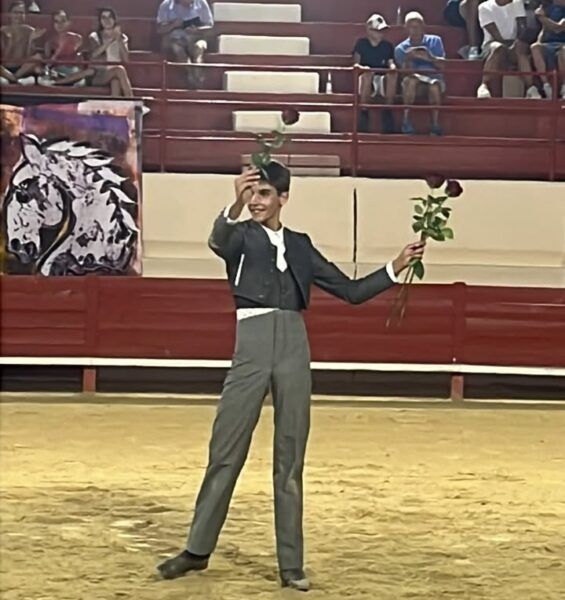 Alumno de la Escuela de Tauromaquia de Salamanca sosteniendo rosas tras una competencia