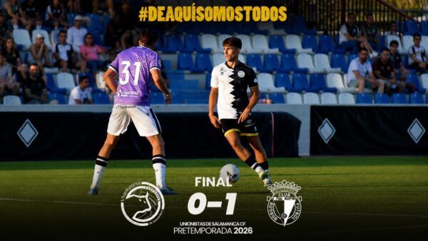 Jugadores de Unionistas y Burgos en un partido amistoso de pretemporada