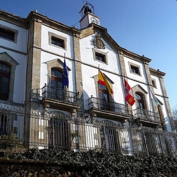 Fachada del Ayuntamiento de Candelario con banderas ondeando