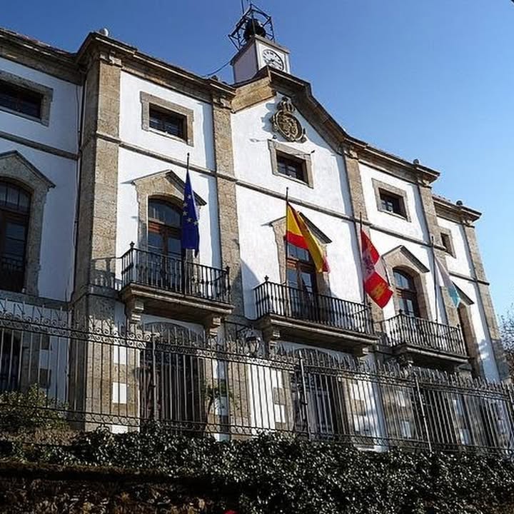 Fachada del Ayuntamiento de Candelario con banderas ondeando