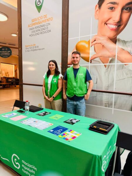 Voluntarios de la Asociación Española Contra el Cáncer en El Tormes
