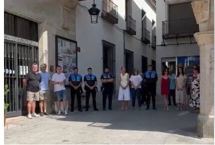 Grupo de personas y policías en el Ayuntamiento de Alba de Tormes