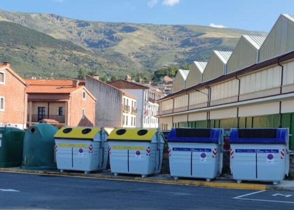 Contenedores de basura en Candelario con montañas al fondo