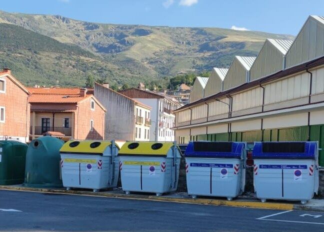 Contenedores de basura en Candelario con montañas al fondo