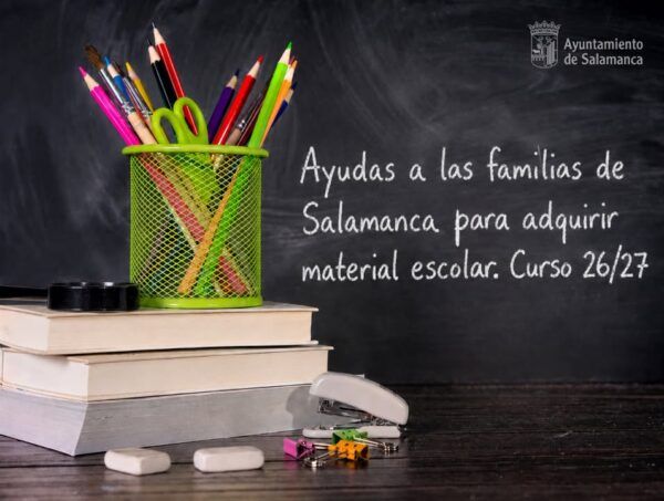 Material escolar con lápices y libros sobre una mesa