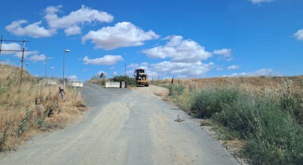 Caminos rurales en Alba de Tormes con maquinaria trabajando