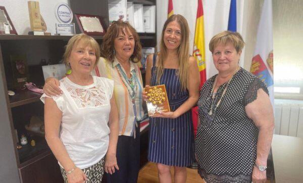 Miembros del Ayuntamiento de Castellanos de Moriscos recibiendo un reconocimiento
