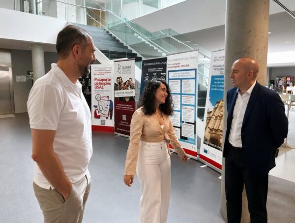 Visita del concejal de educación a estudiantes en Salamanca
