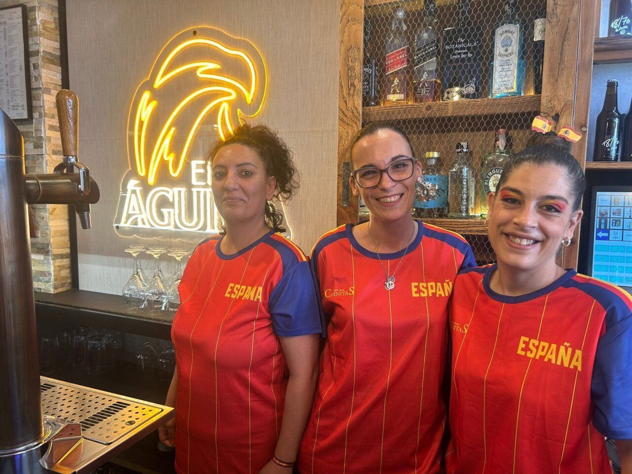 Empleados del Café Bar Chinitas vistiendo camisetas de España