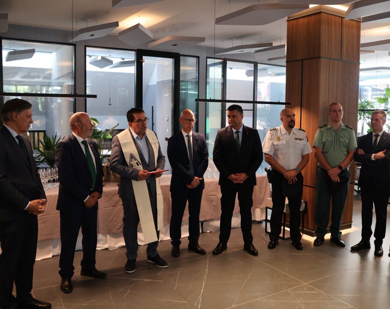 Inauguración de la nueva oficina de Caja Rural de Salamanca con autoridades presentes.