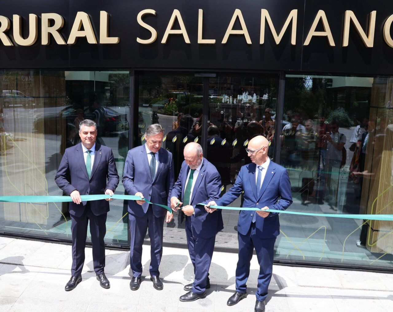 Inauguración de la nueva oficina de Caja Rural de Salamanca con directivos y un lazo