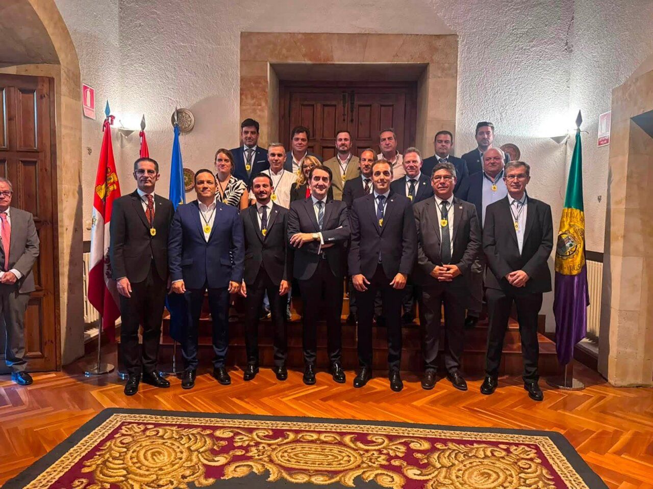 Grupo de personas en la Cámara de Comercio de Salamanca con Antonio Rollán al frente.