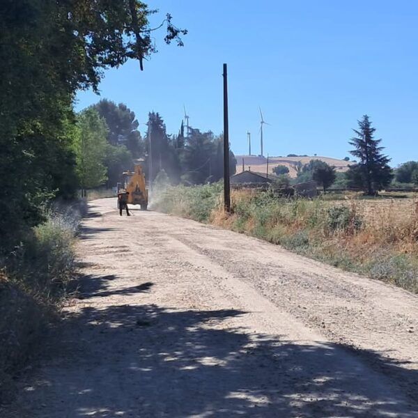 Trabajos de mejora en el camino de La Dehesa en Alba de Tormes