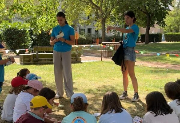Niños participando en actividades del campamento de verano en La Florida