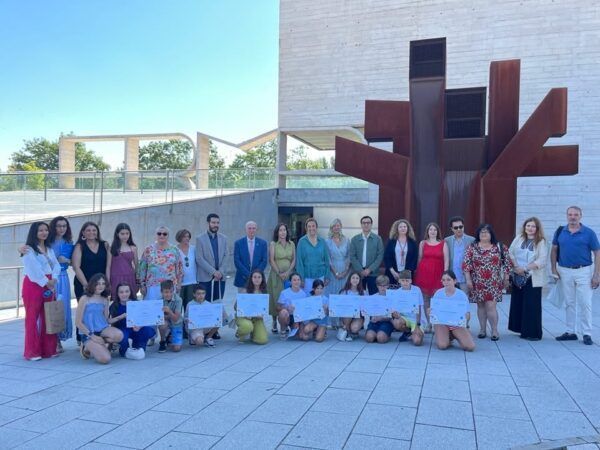 Grupo de personas en un evento de reconocimiento en Carbajosa de la Sagrada