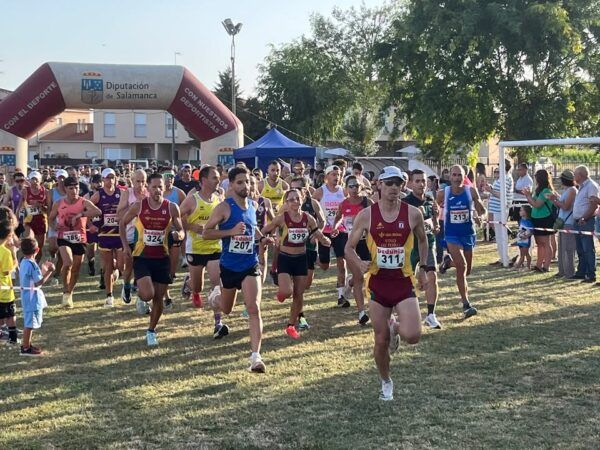 Corredores en la XVIII Carrera Popular de Villoruela en un campo de fútbol