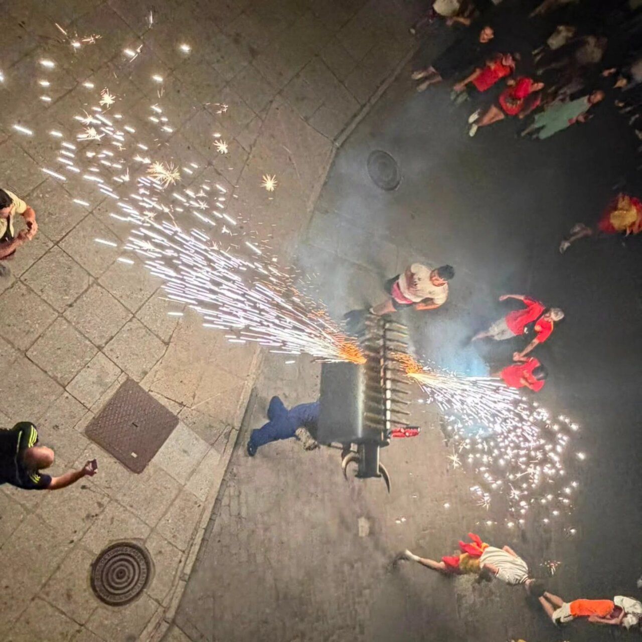 Vecinos celebrando el Mundial de España con un toro de fuego en la Plaza Mayor.