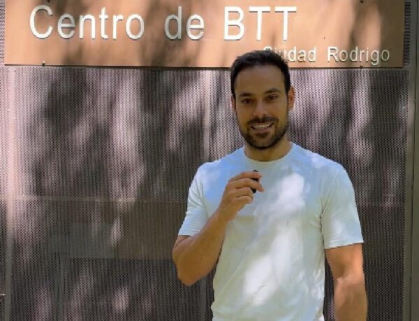 Presentación del Centro de BTT en Ciudad Rodrigo con un hombre sonriendo.