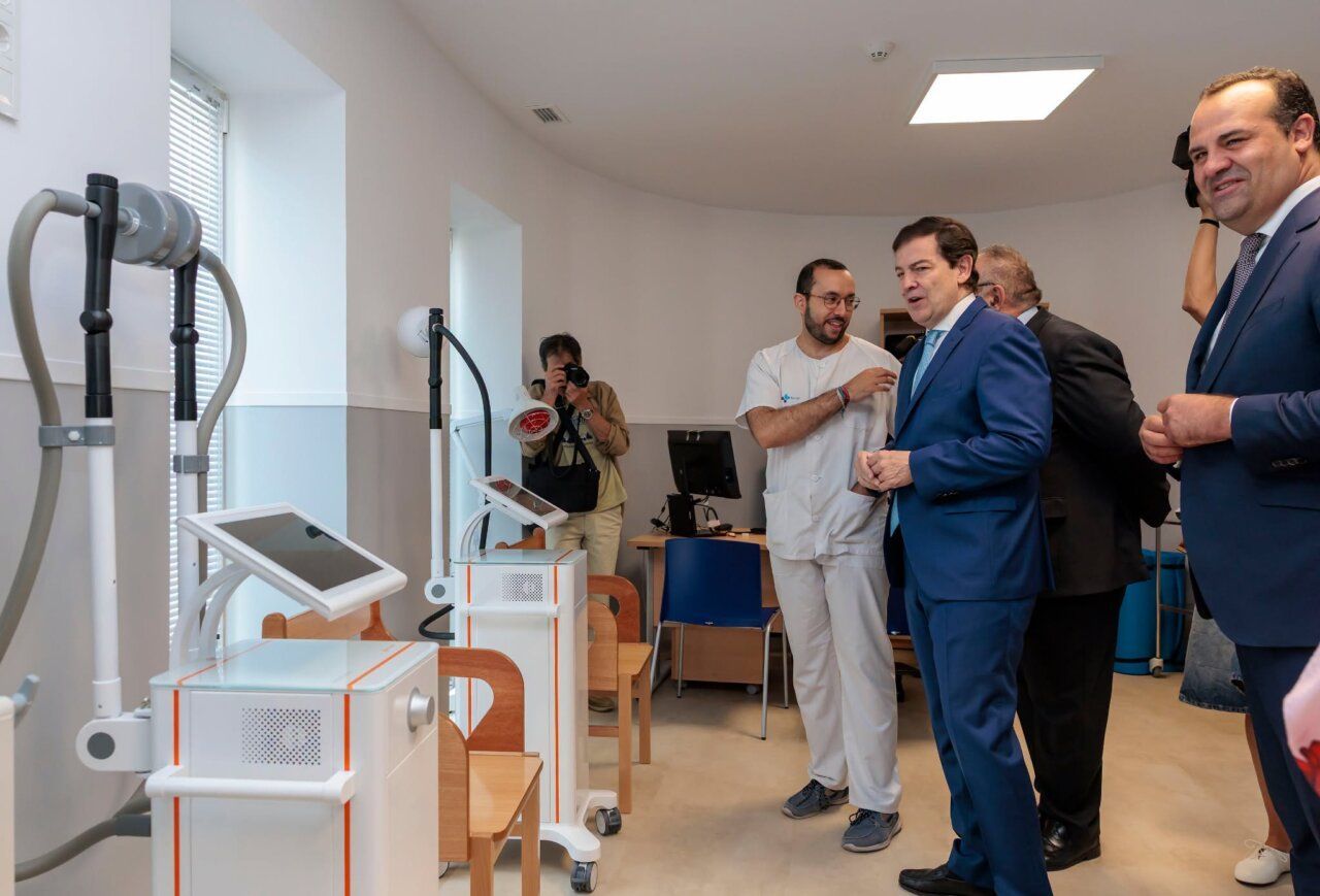 Visita al nuevo centro de salud de Santa Marta de Tormes con equipos médicos modernos.
