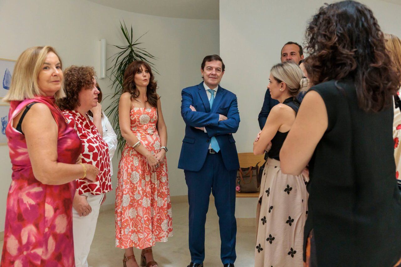 Visita al centro de salud de Santa Marta de Tormes con varias personas presentes.