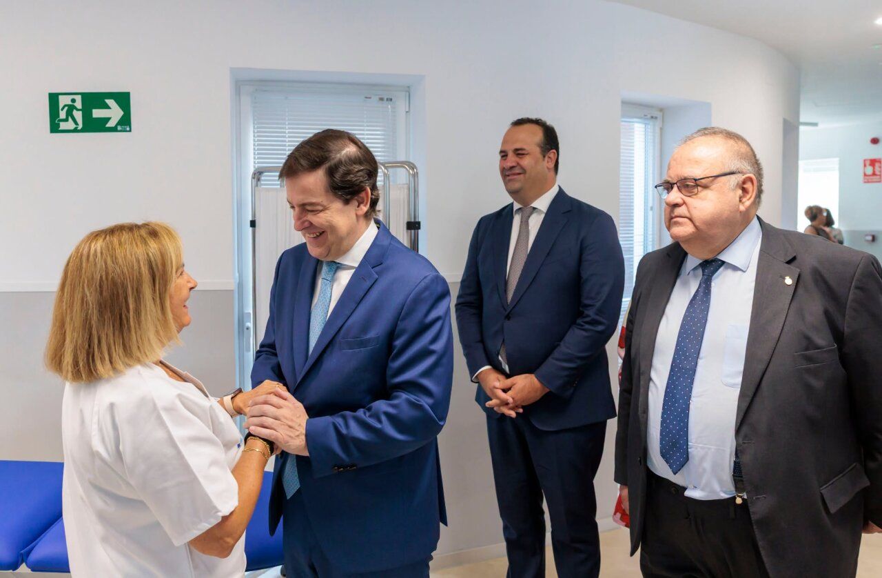 Visita al centro de salud de Santa Marta de Tormes por autoridades locales