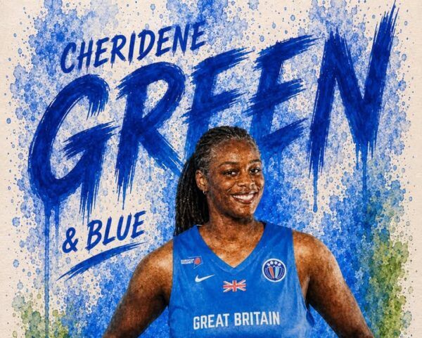 Cheridene Green en uniforme de baloncesto sosteniendo dos balones