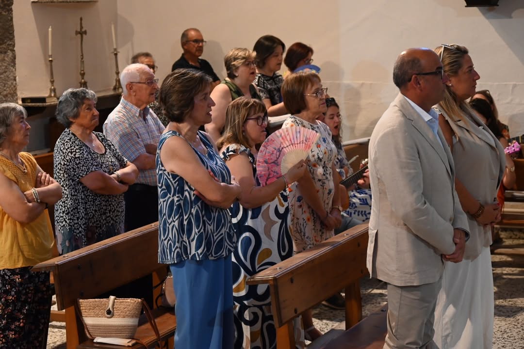 Vecinos participando en misa durante las fiestas de San Andrés